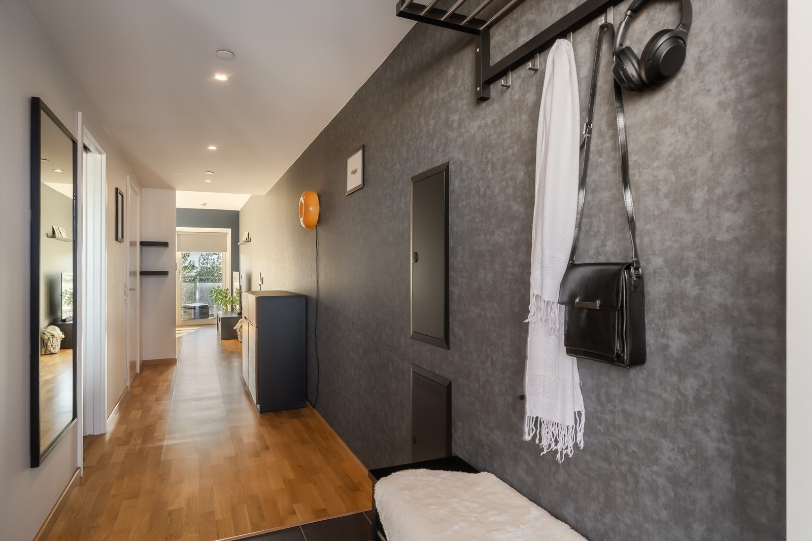 Nedover gangen finner man bad, entre og soverom. Galleribilde