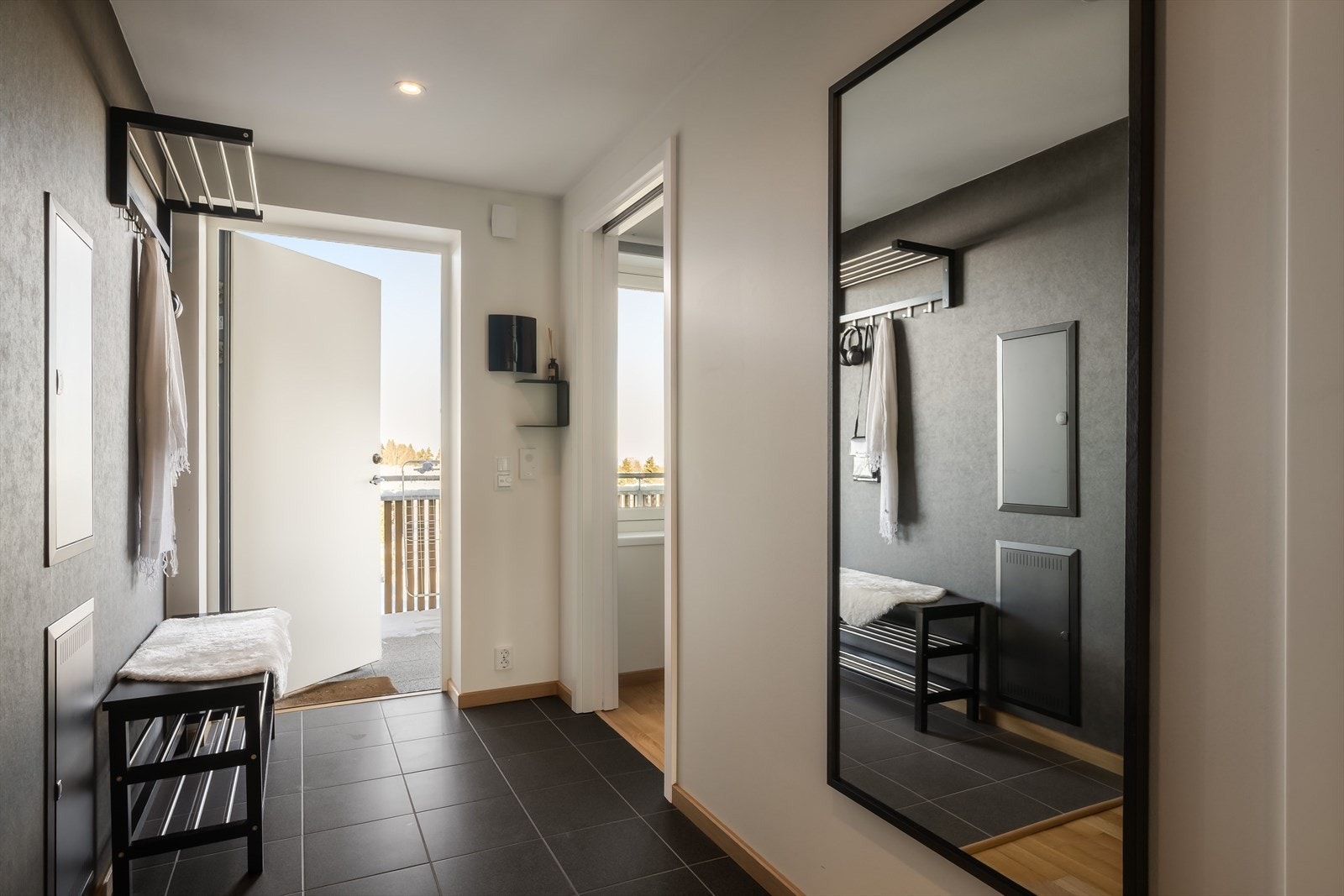 Leilighetens entre er flislagt med gulvvarme og er på xkvm. Galleribilde