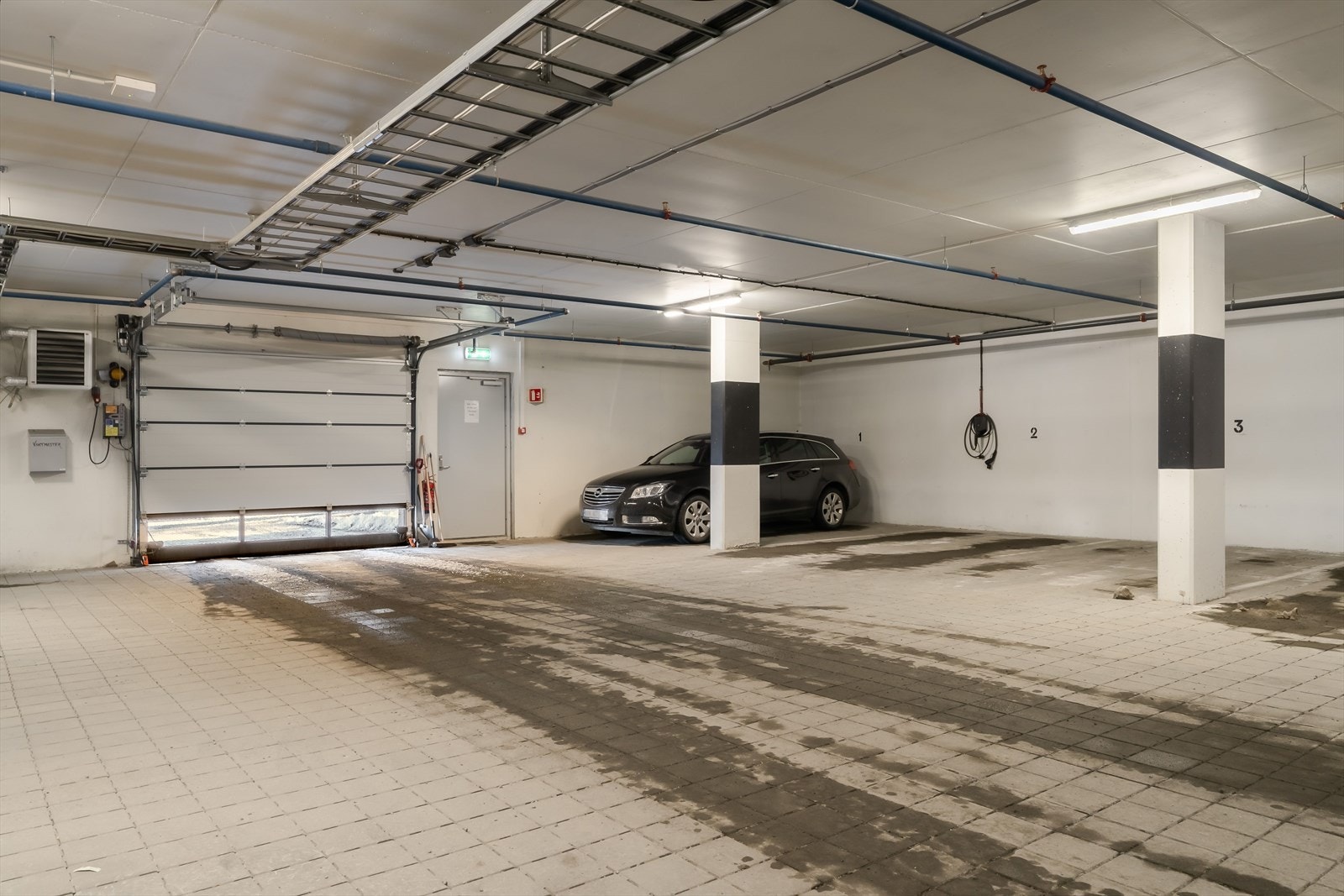 Leiligheten har fast parkeringsplass i oppvarmet parkeringskjeller. Galleribilde