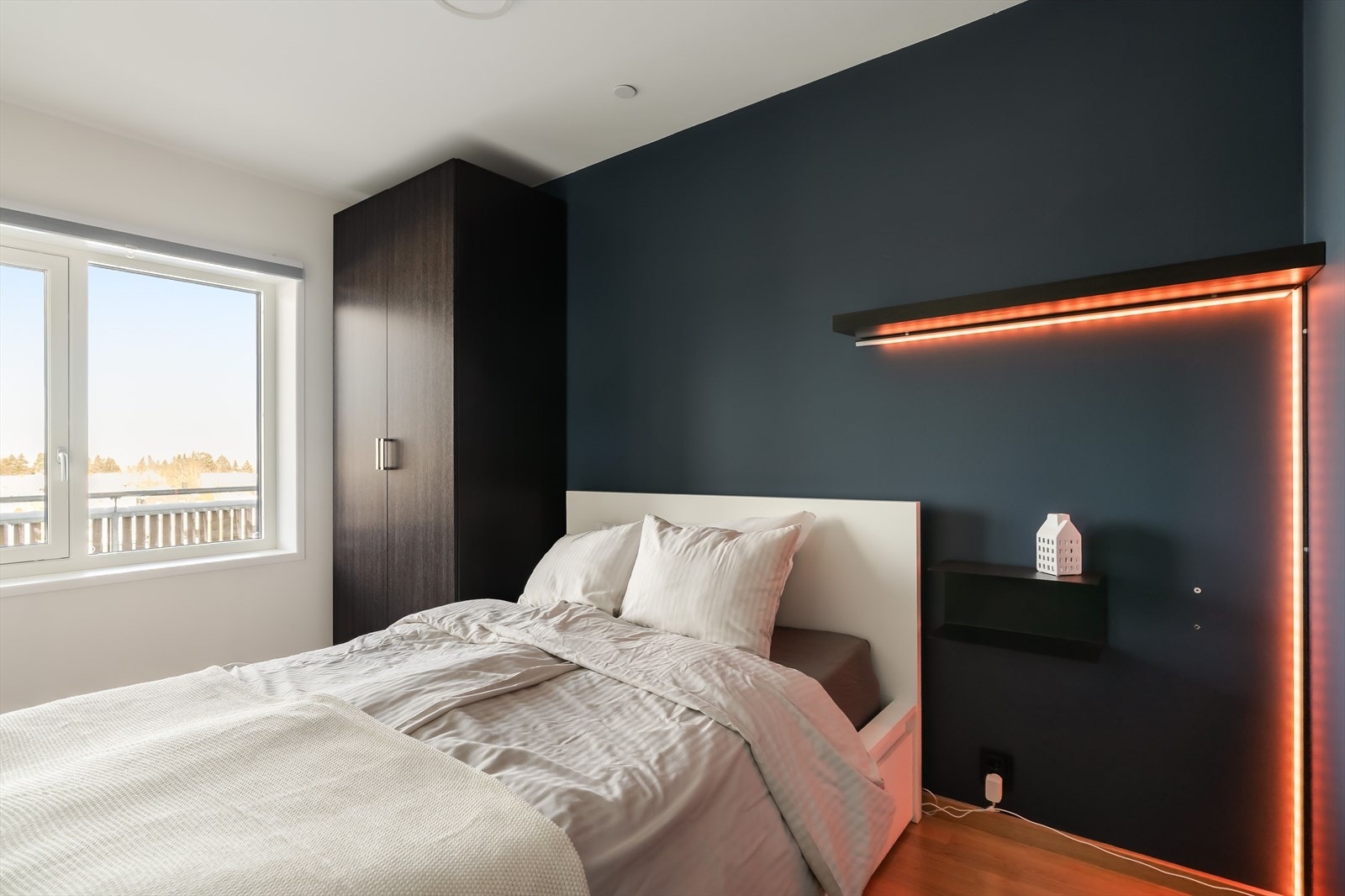 Soverommet er på ca. xm², og har en smart løsning med god plass til oppbevaringsløsninger. Galleribilde