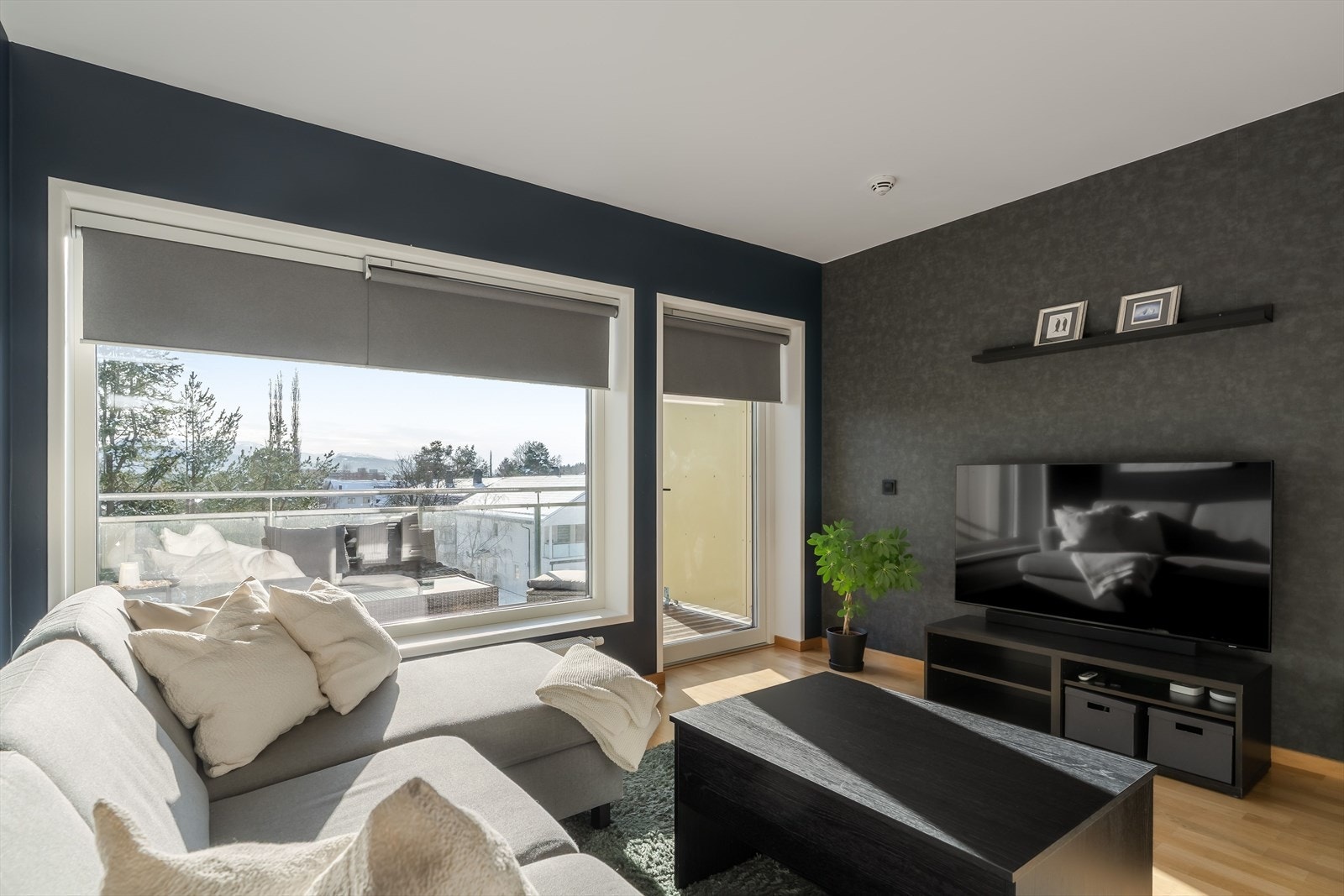 Leiligheten ligger i sameiet med fritt utsyn i 3.etg. Har med det en av de helt klart best beliggende leilighetene i området. Galleribilde