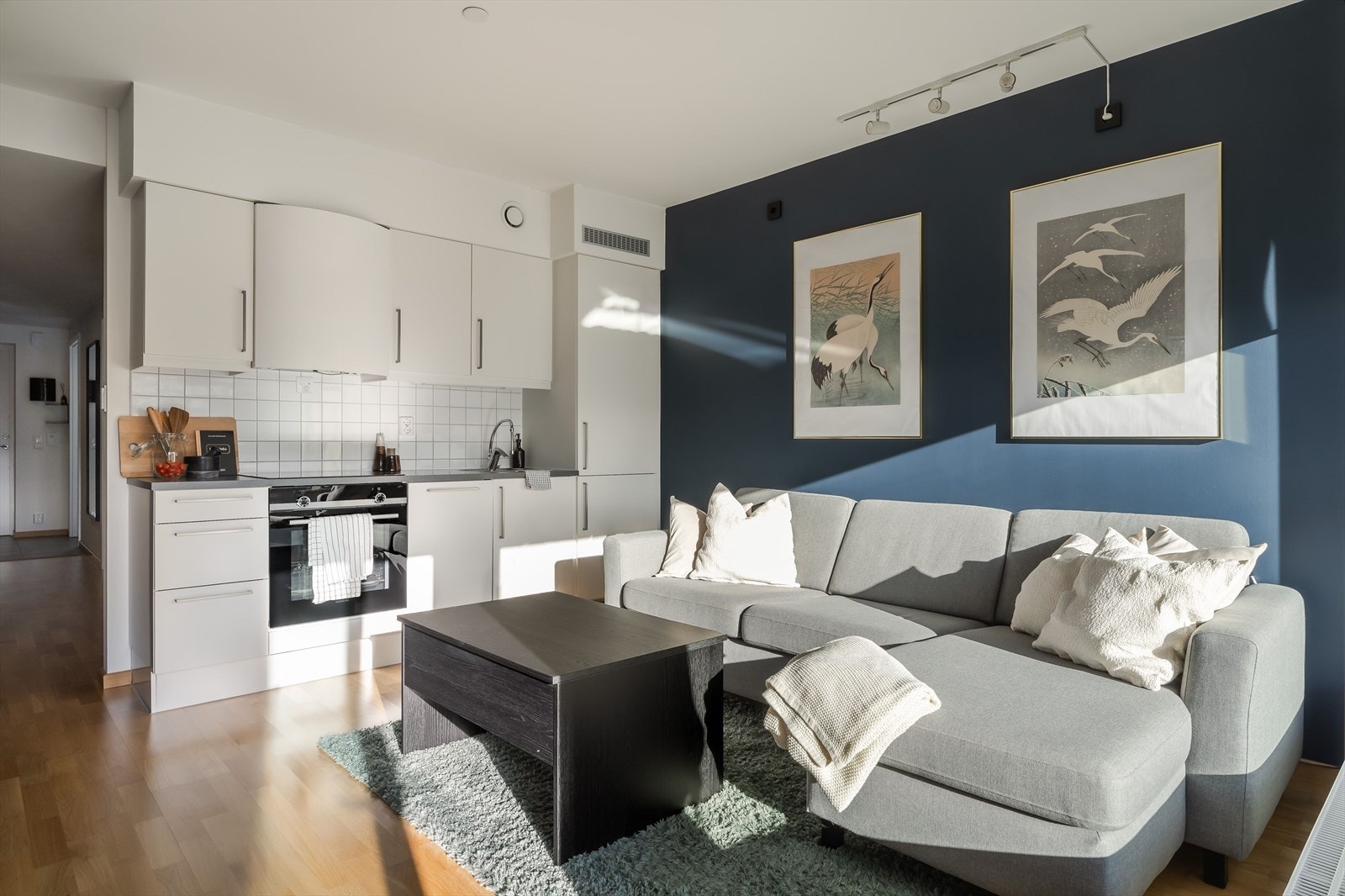 Leiligheten har et praktisk og pent kjøkken med flis på vegg mellom benkeplate og overskap. Galleribilde