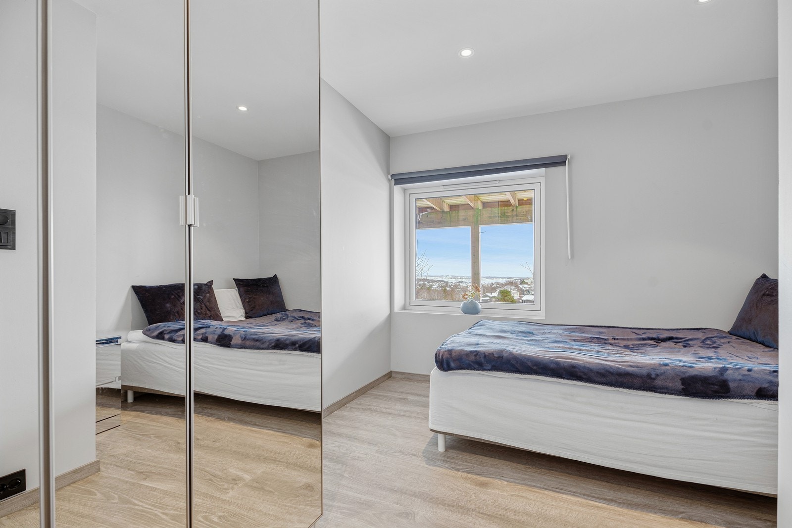 Boligen har 4 gode soverom med plass til dobbeltseng og tilhørende møblement. Galleribilde