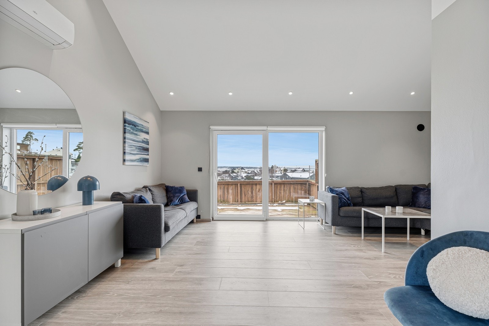 Flott enebolig med praktfull utsikt i barnevennlige Ytre Vågsbygd, nær Voiebyen. Boligen går over to plan og har fleksibel planløsning med entré, stue med trapp, bad/vaskerom, kott og tre soverom i underetasjen, samt entré, stue/kjøkken, bad og to soverom Galleribilde