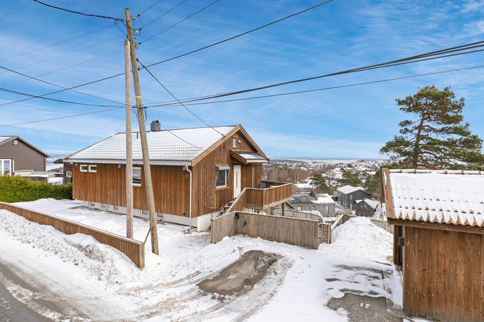 Fasade - Godt med biloppstillingsplass utenfor på tomt og i garasje Galleribilde