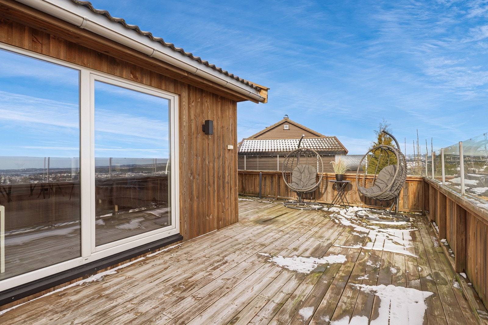 Stor terrasse med flere god plass til flere sosiale soner Galleribilde