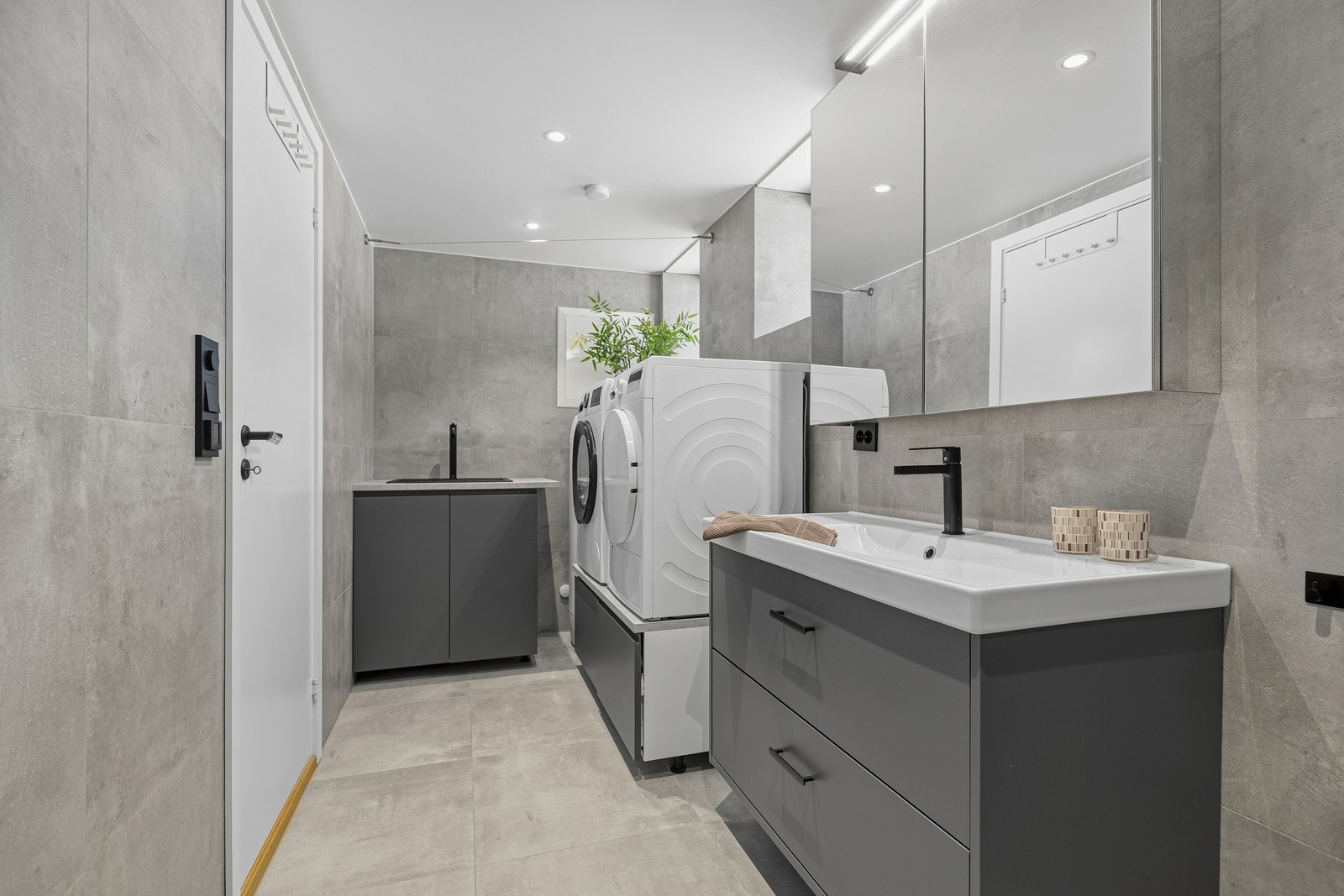 Flott baderom med opplegg for vaskemaskin og tørketrommel Galleribilde