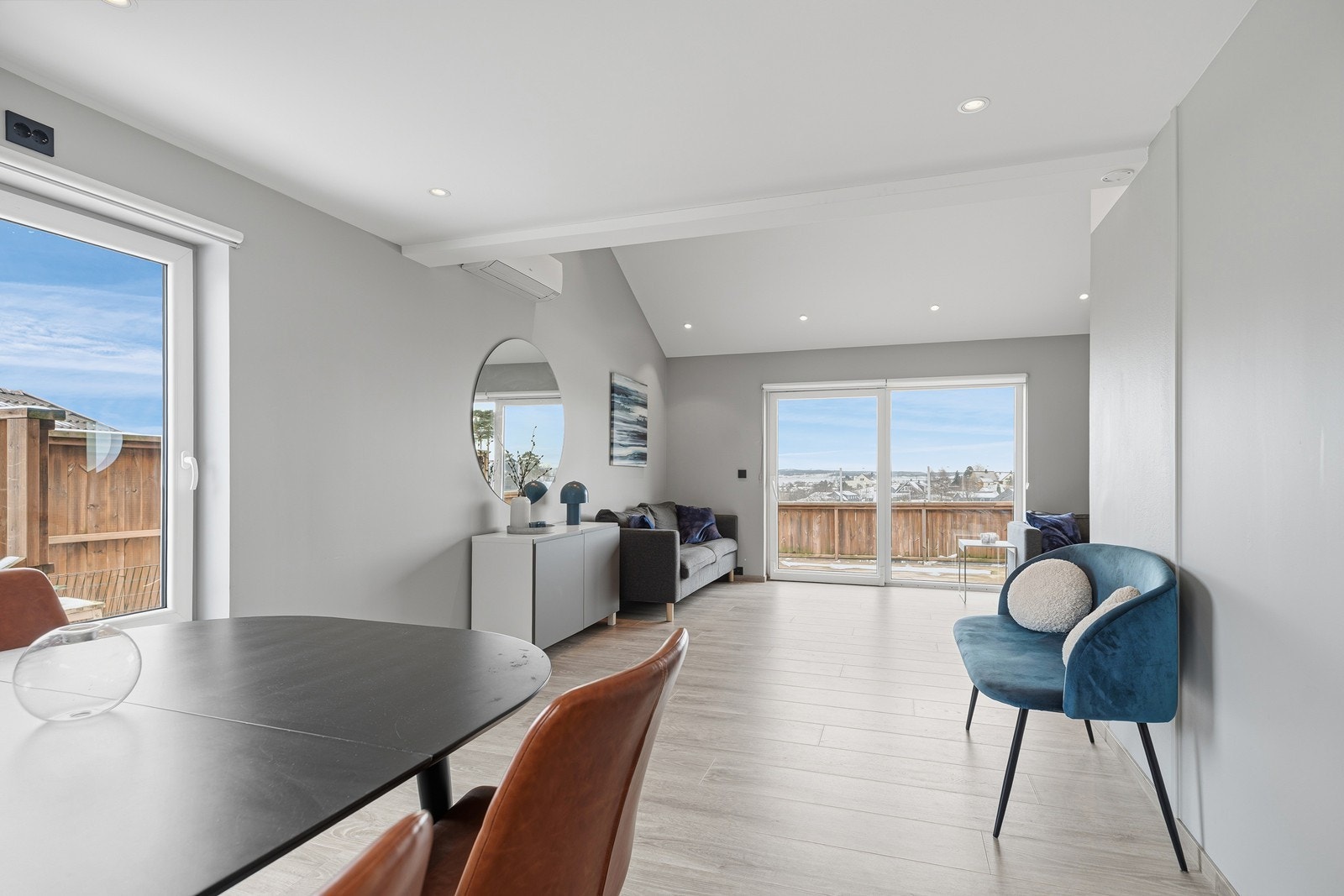 Eiendommen ligger i populære julegata , kjent for sterkt samhold og hyggelige juletradisjoner. Kort vei til Voiebyen skole og Møvig ungdomsskole, flotte turområder, badeplasser, dagligvare og gode bussforbindelser. En innholdsrik familiebolig i et trygt Galleribilde