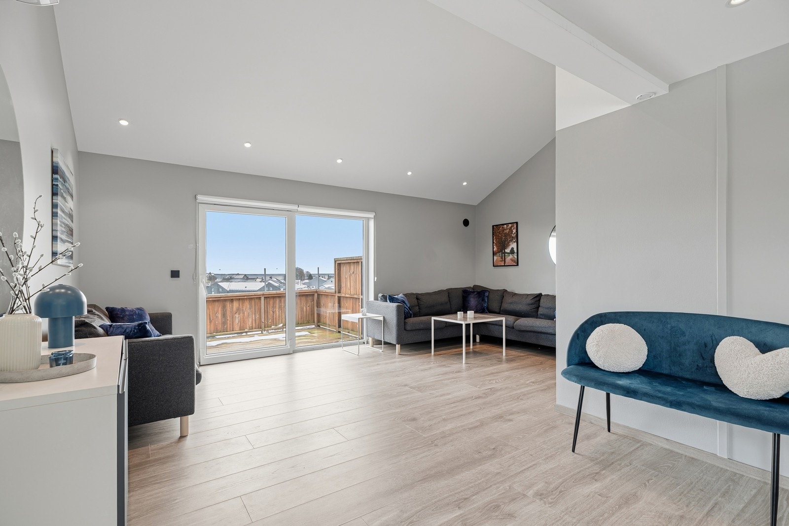 Stuen har utgang til en herlig og solrik terrasse Galleribilde