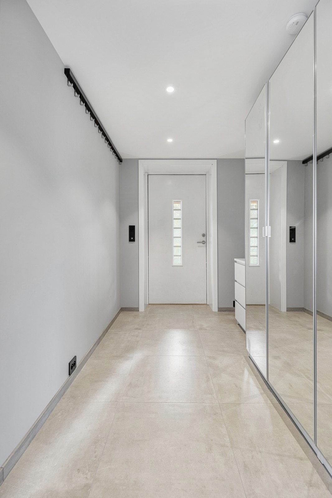 Lys og innbydende entré med rikelig oppbevaringsplass Galleribilde