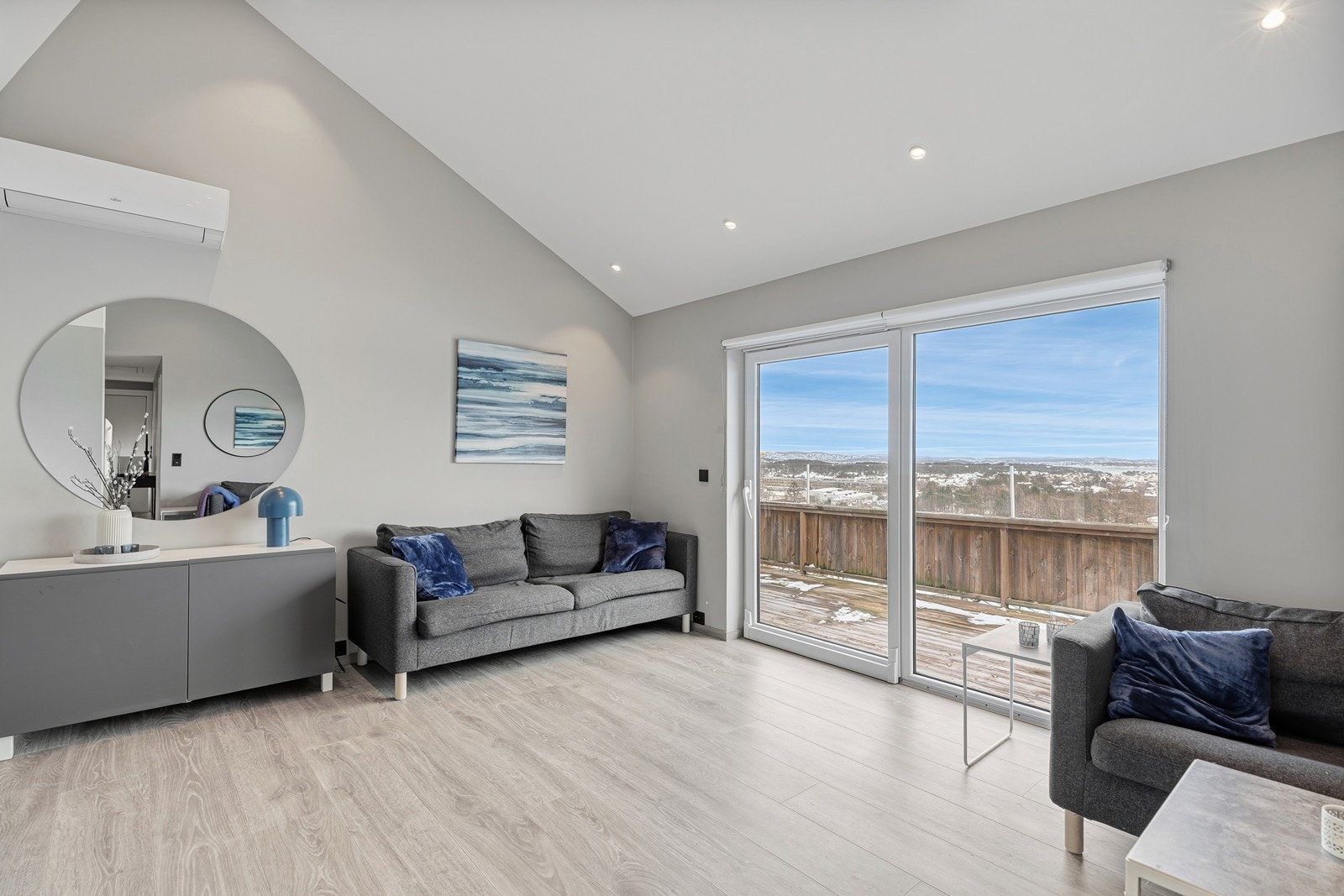 Flott nyoppusset enebolig med praktfull utsikt! Kjellerstue - 2 bad - 4 gode soverom - Garasje - Barnevennlig område Galleribilde