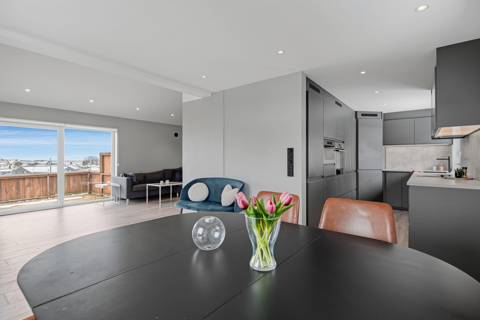 God plass til spisegruppe med tilhørende møblement Galleribilde