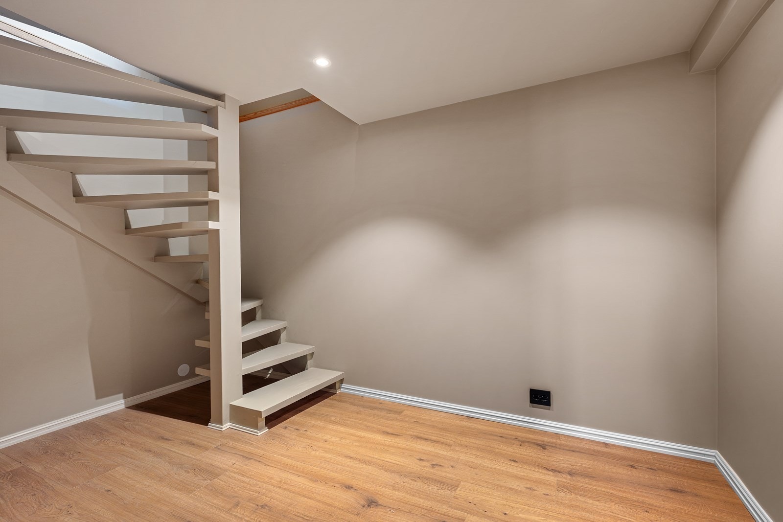 Ned trappen finner man kjelleren som ble utgravd i 2025/26 Galleribilde