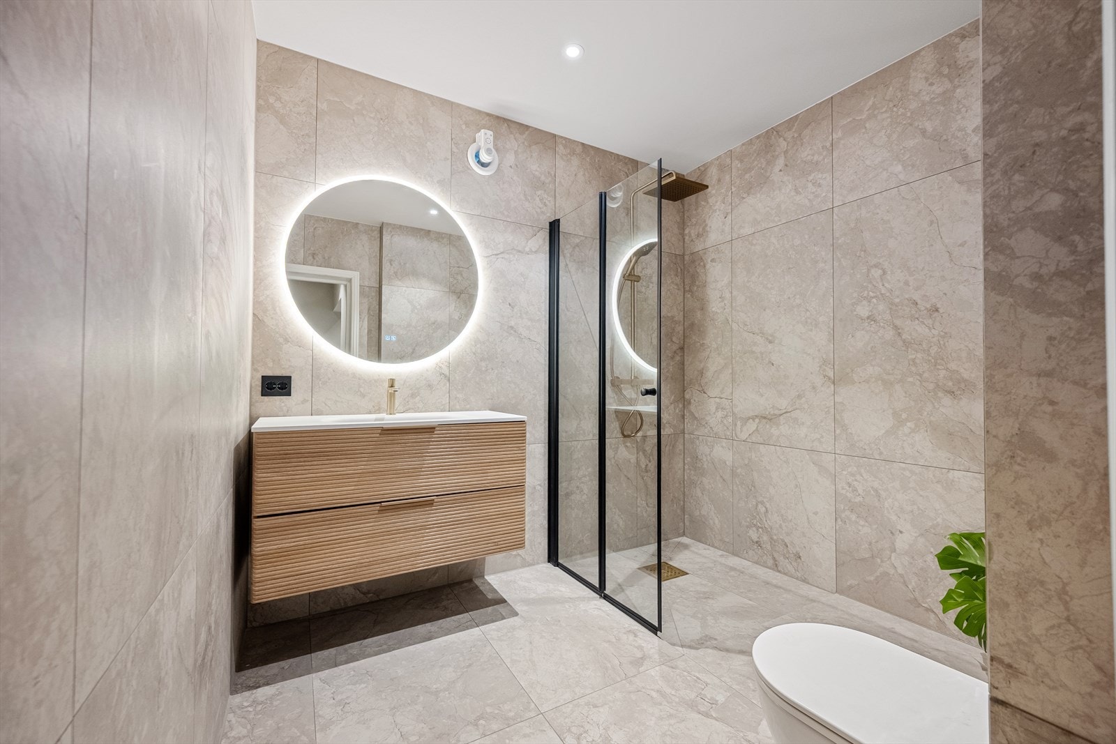 Renovert bad fra 2026 med lekre detaljer og gulvvarme Galleribilde