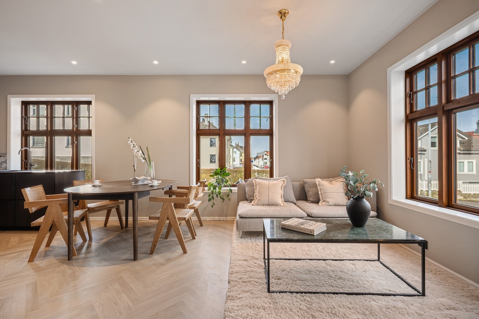 Åpen stue- og kjøkkenløsning med god planløsning som gjør den enkel å møblere Galleribilde