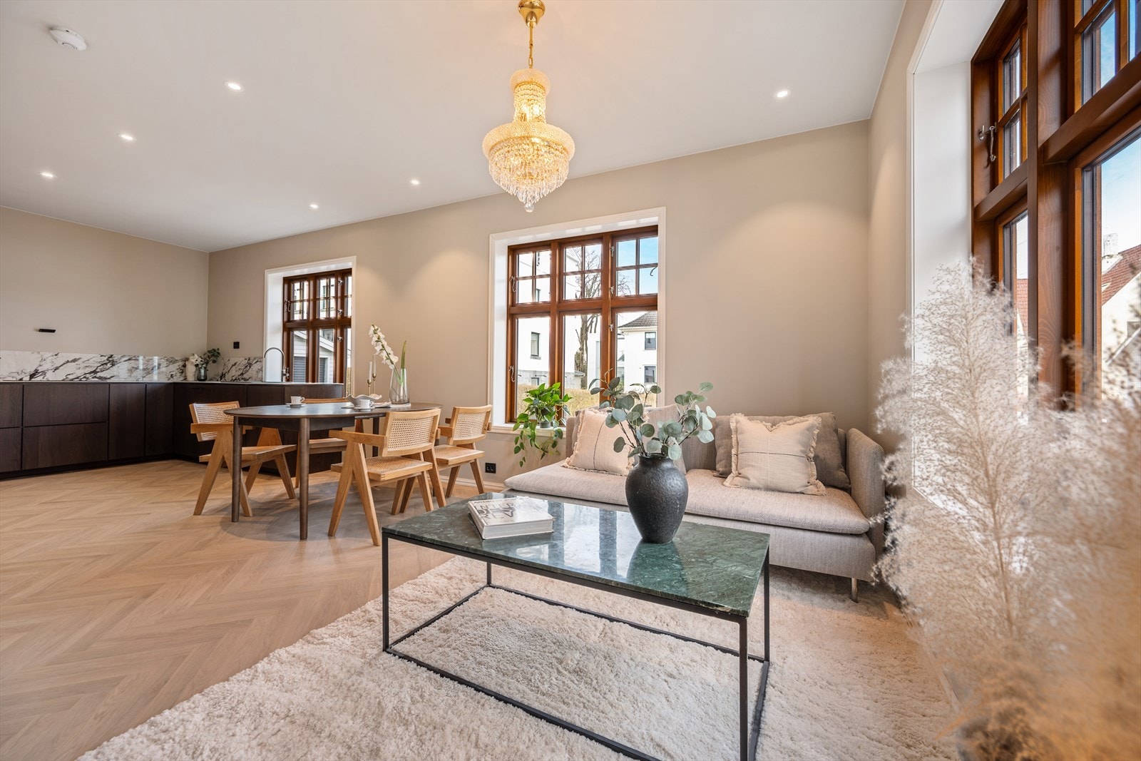 Leiligheten ligger i horisontaldelt tomannsbolig og går over 1.etg og kjeller Galleribilde