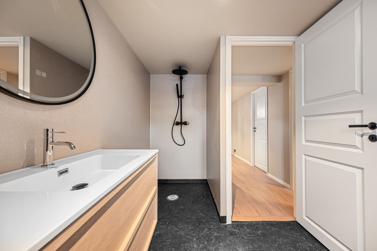 Badet har en praktisk dusjnisje Galleribilde