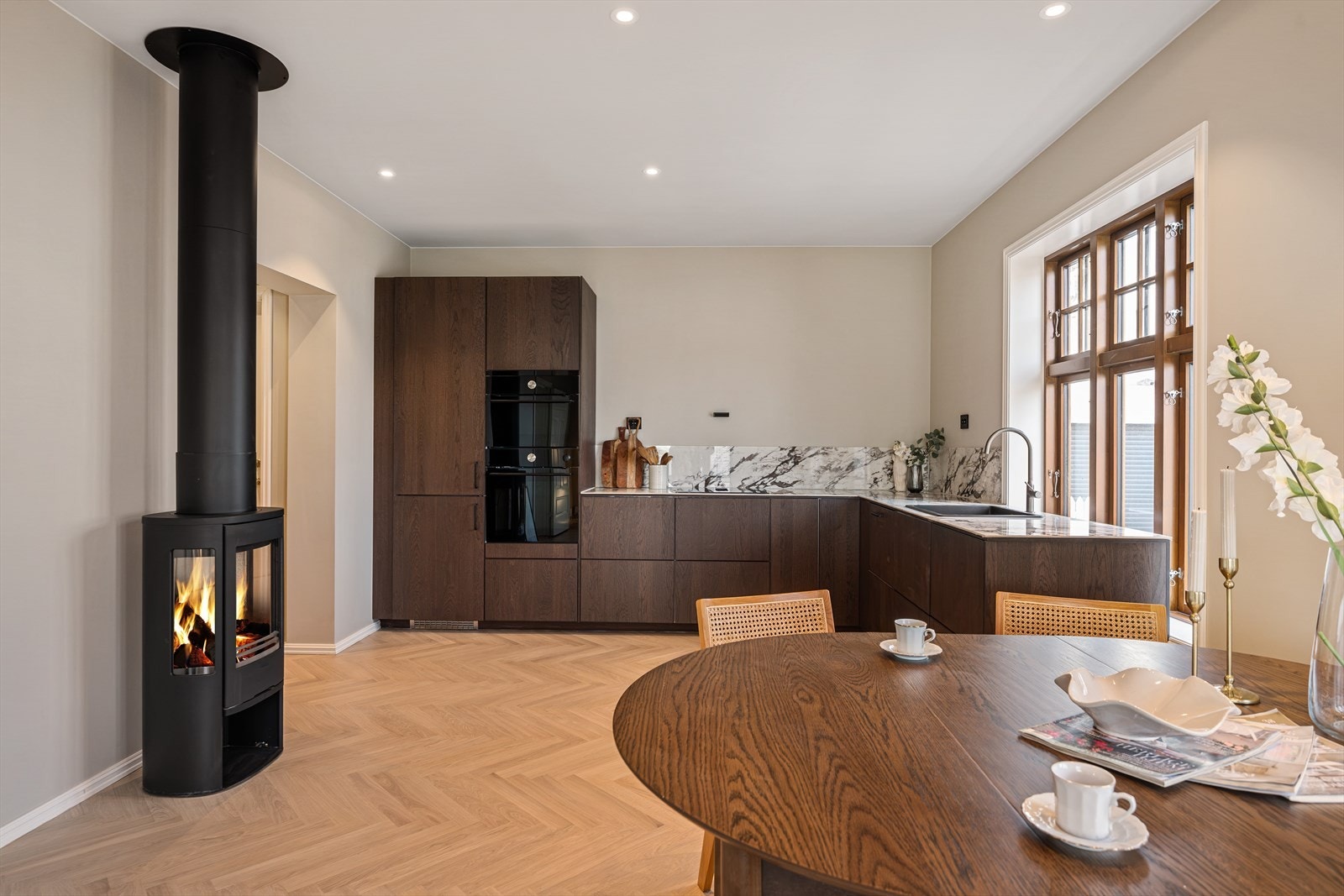 Kjøkkenet er romslig med mye skuffe- og benkeplass Galleribilde