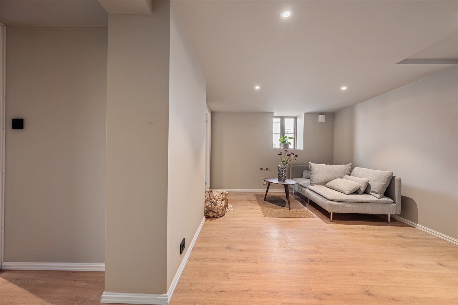 Kjellerstue med egen kjeller inngang Galleribilde