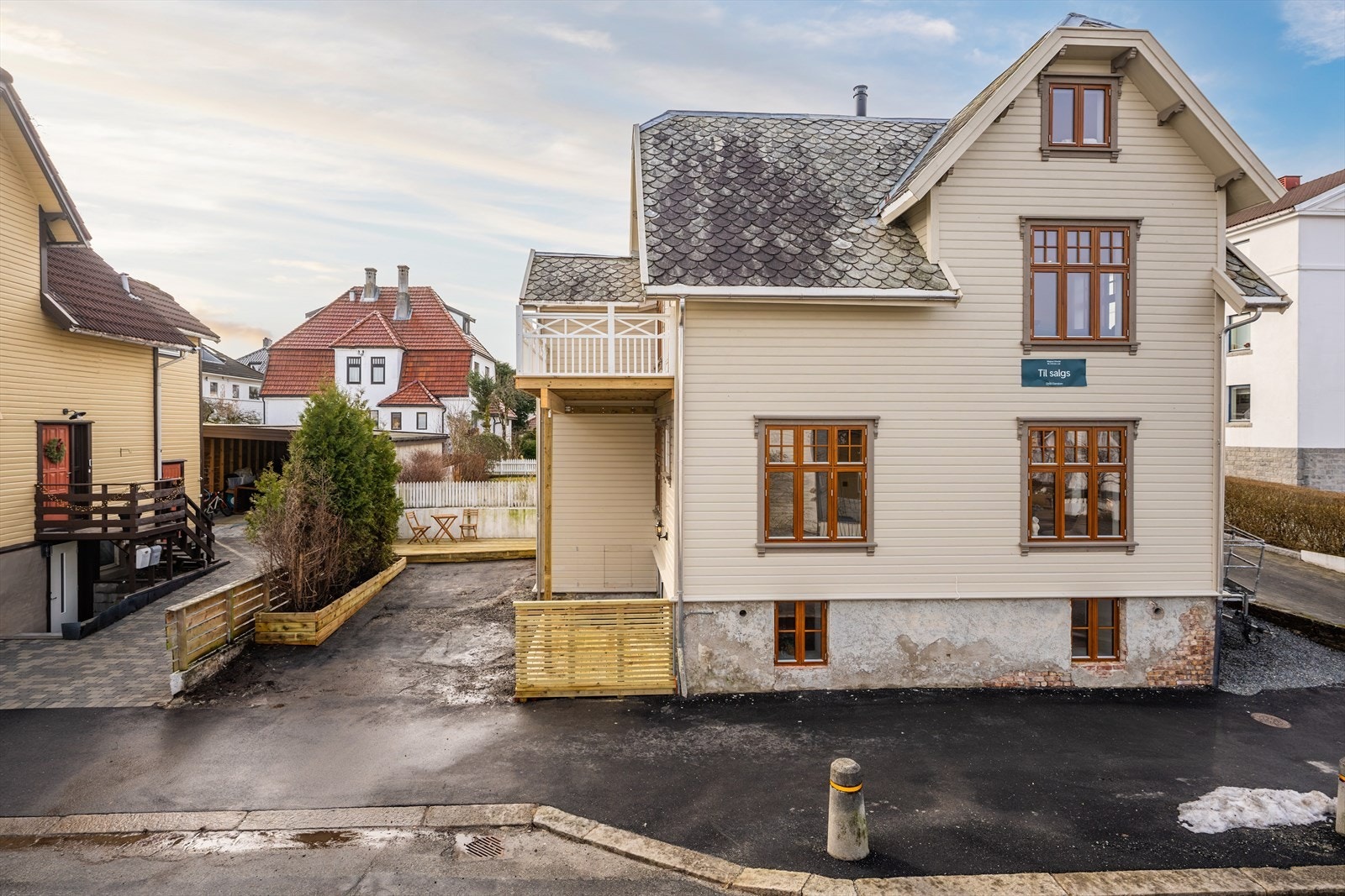 Egen parkeringsplass til venstre for leiligheten Galleribilde