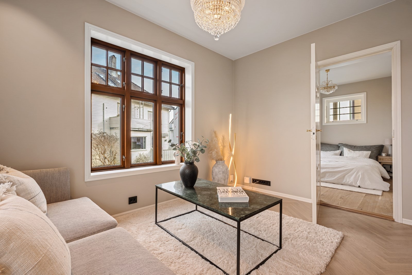 Hovedsoverom har adkomst fra stuen Galleribilde