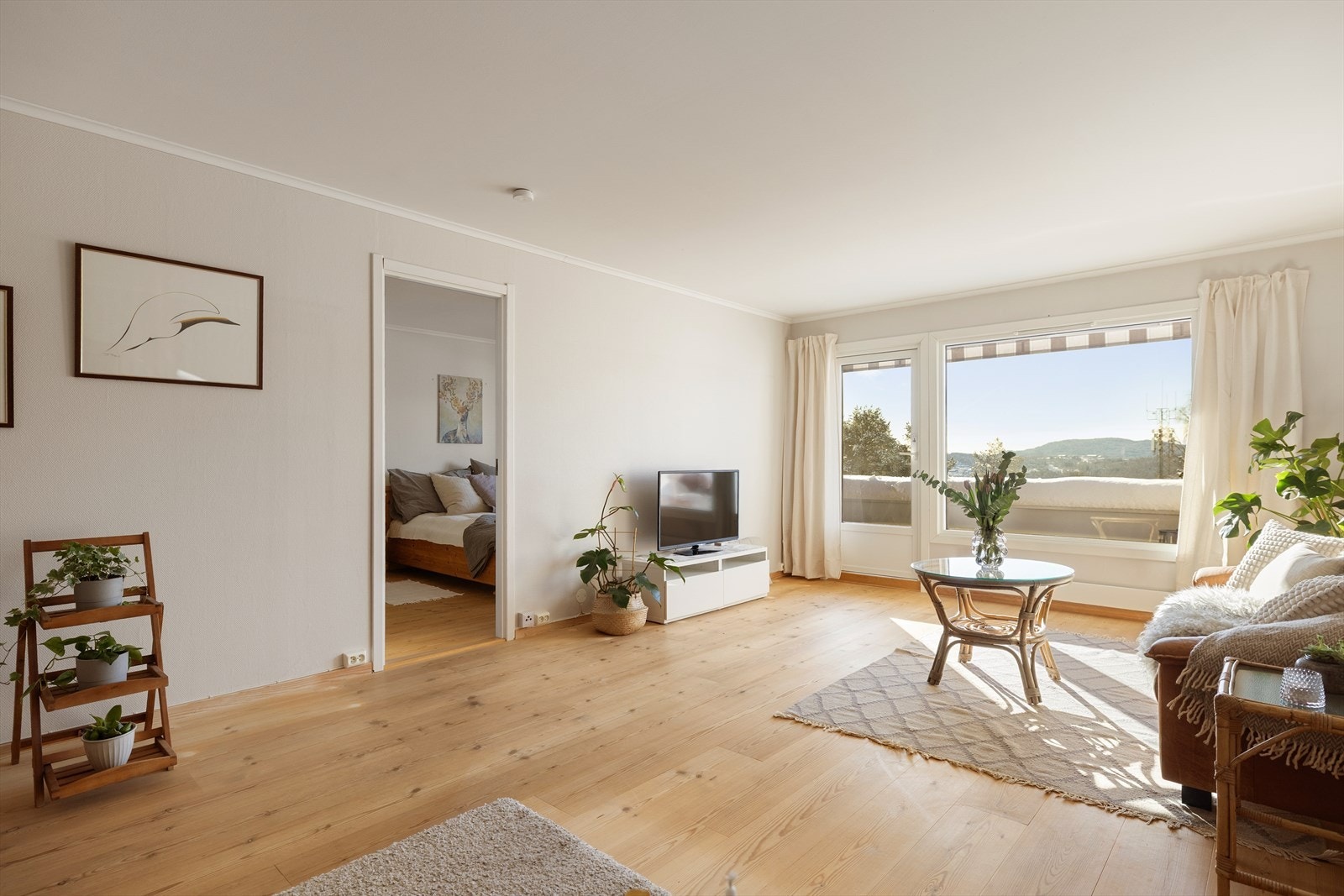 Her er det plass til sofagruppe, sofabord og underholdningsavdeling. Galleribilde