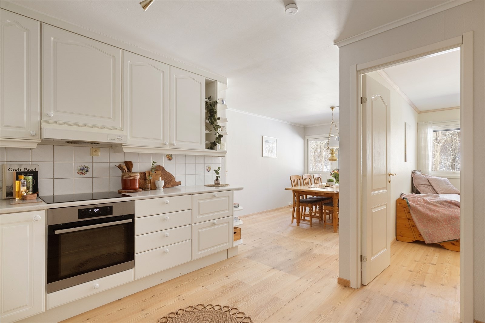 Kjøkkenet har godt med lagringsplass i benkeskap, overskap og skuffer samt god plass til matlaging. Galleribilde