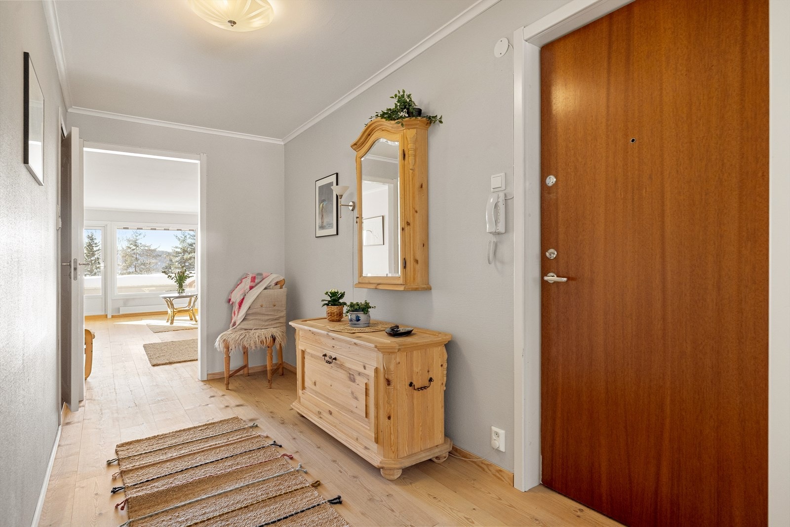 Velkommen inn! I boligen møtes man av en innbydende og romslig gang. Galleribilde