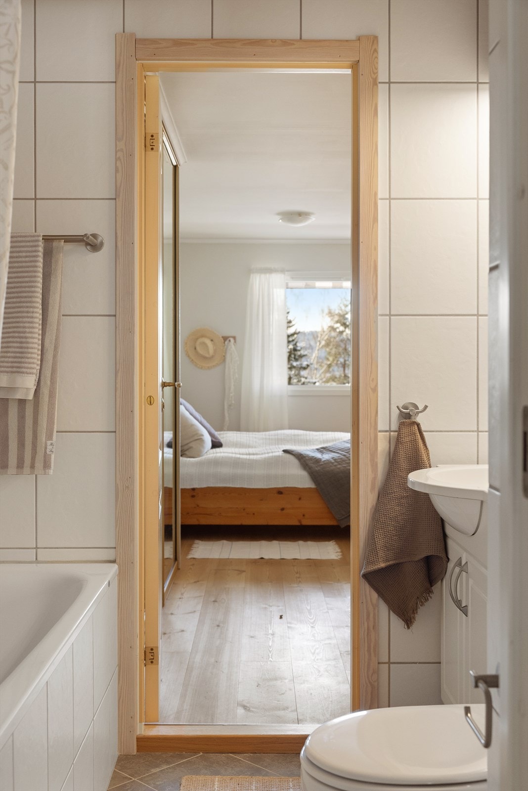 Soverommet har direkte adkomst til eget bad. Galleribilde