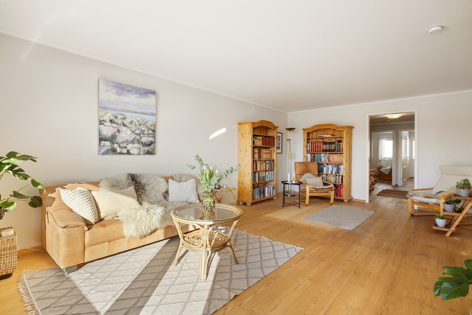 Overflatene består av pent tregulv og lysmalte vegger. Galleribilde