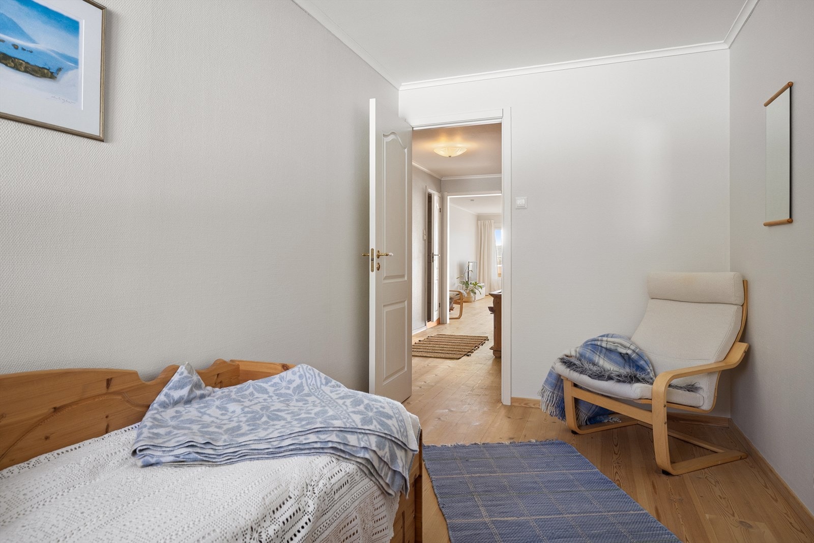 Her er det plass til seng, skrivepult og skap. Galleribilde