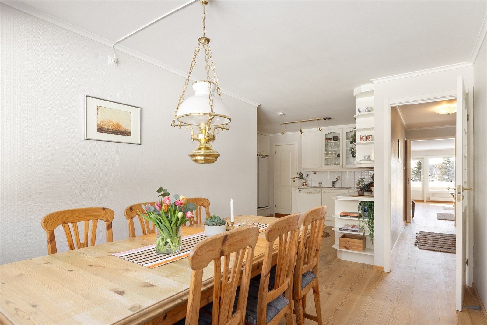 Stort, separat kjøkken med spiseplass og utgang til balkong. Galleribilde