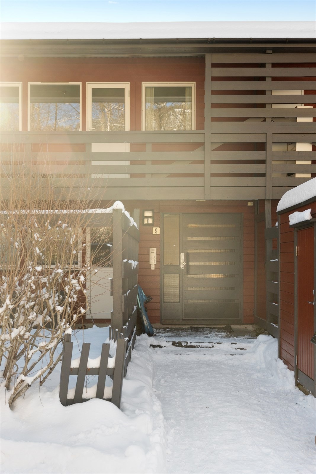 Hyggelig inngangsparti fra sameiets bilfrie fellesarealer. Galleribilde