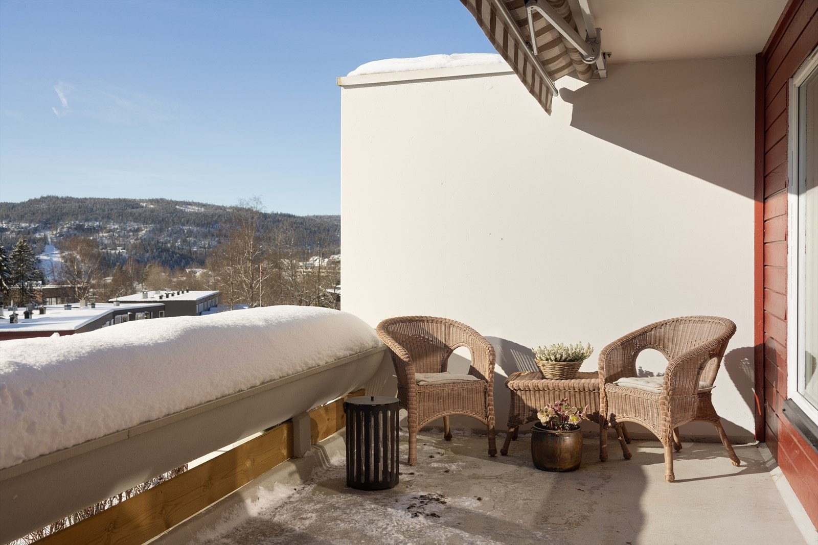 Fra stuen er det utgang til en sydvestvendt terrasse på hele 14 kvm. Galleribilde