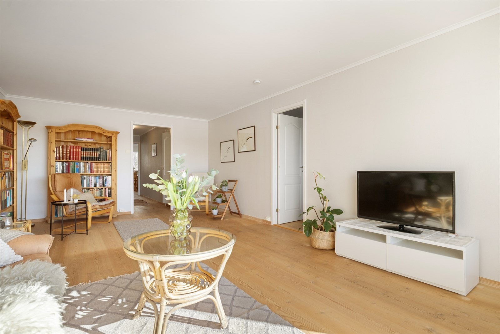 Stuen er romslig og enkel å møblere i flere soner. Galleribilde