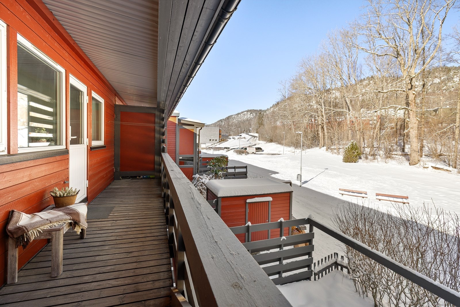 Balkongen har åpent og fint utsyn mot sameiets frodige fellesarealer. Galleribilde