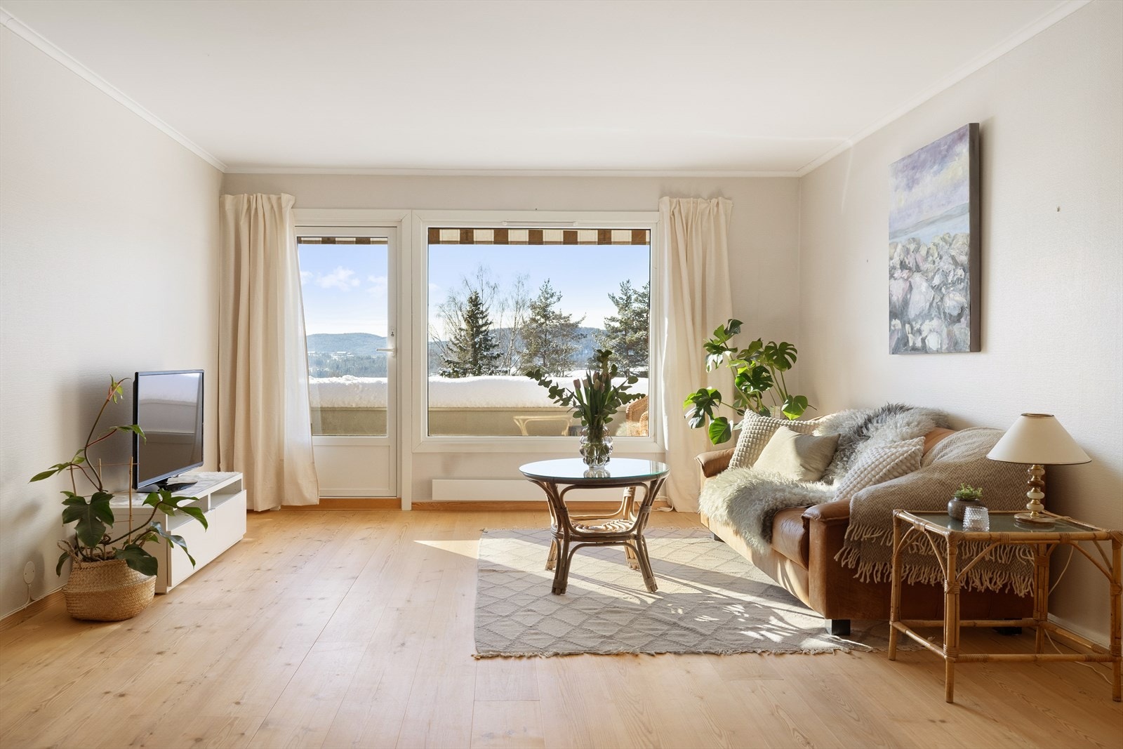 Innbydende og romslig stue med store vindusflater og utgang til terrasse. Galleribilde