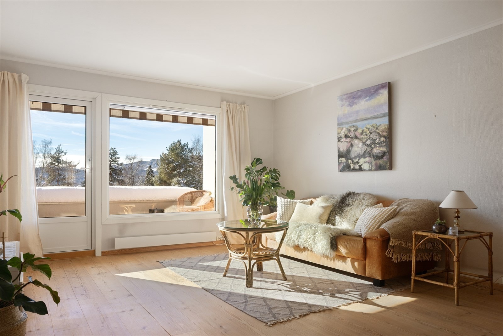 Leiligheten ligger i 2. etasje og inneholder entré, kjøkken, stue, to bad og tre soverom. Galleribilde