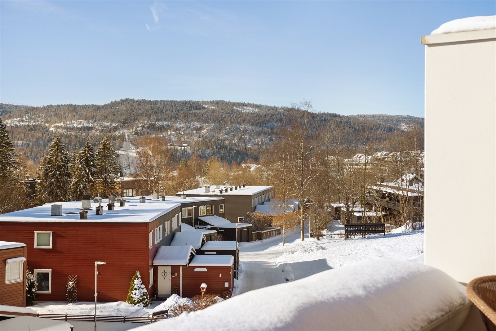 Leiligheten har åpen og fin utsikt uten sjenerende innsyn eller gjenboere. Galleribilde