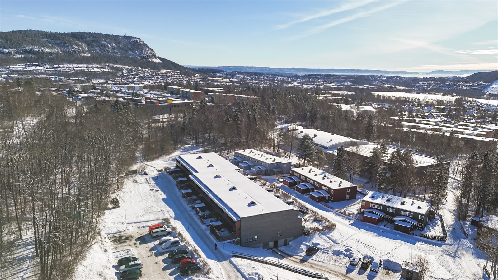 Kort avstand til Rykkinn senter, Gommerud stadion, Einåsen skole og offentlig kommunikasjon. Galleribilde