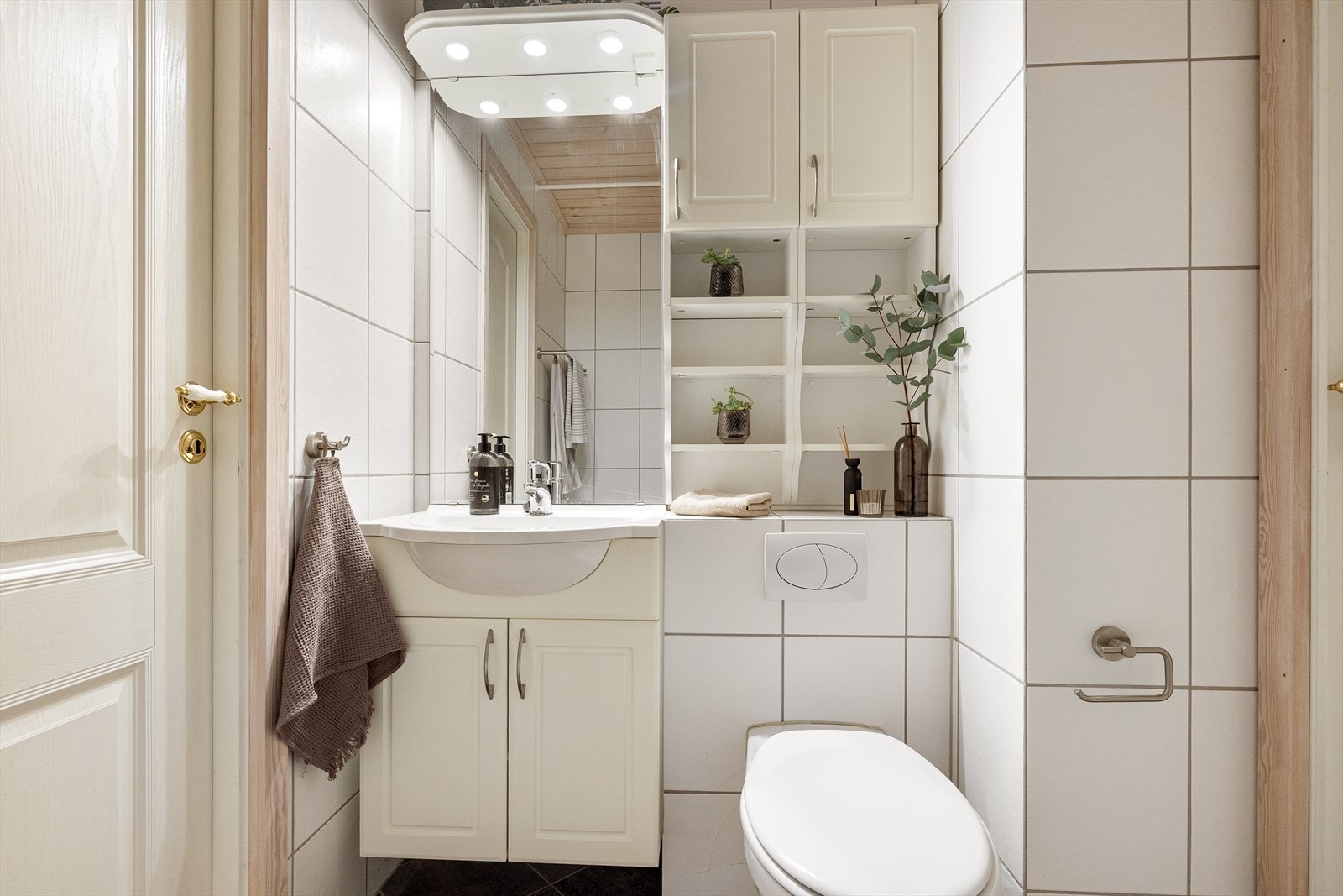 Badet har flislagte overflater og gulvvarme. Galleribilde