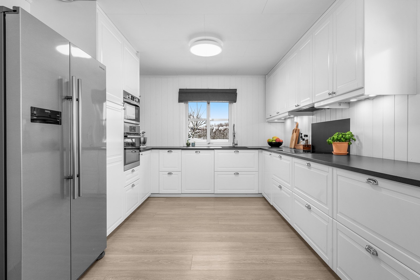 Moderne og stort kjøkken, her er det meget godt med skap- og benkplass. Galleribilde