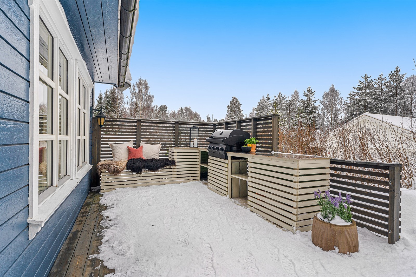 Skjermet terrasse med gode solforhold, perfekt for late sommerdager. Galleribilde