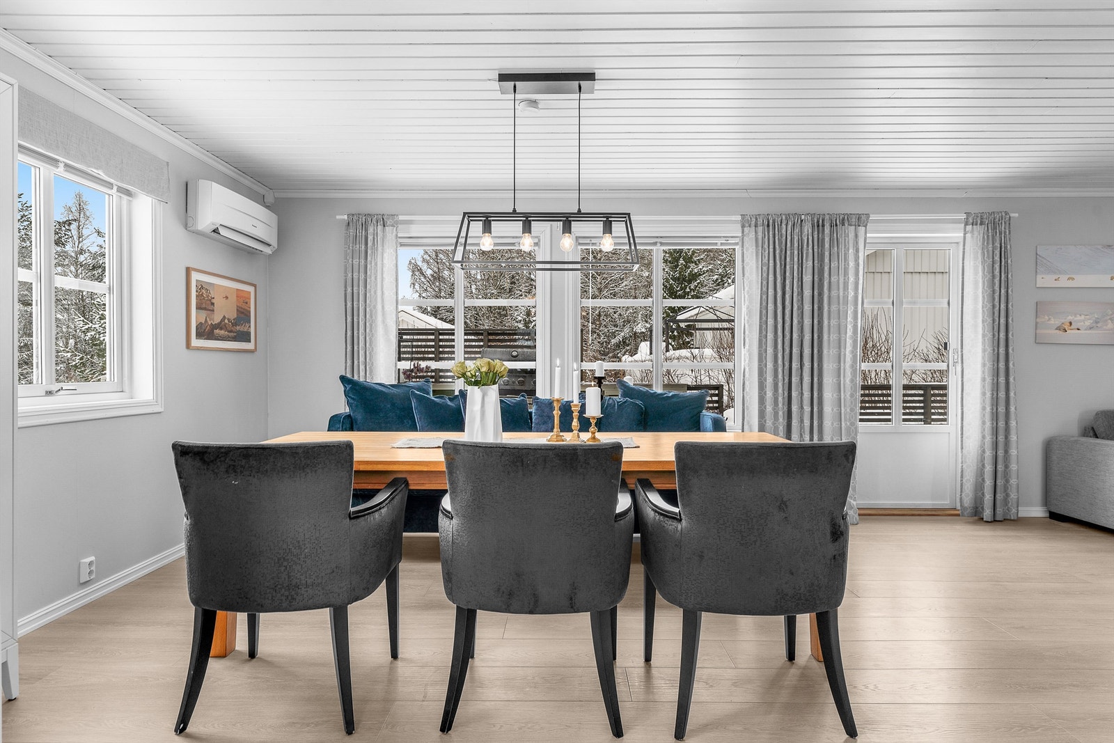 Luft-til-luft varmepumpe i stuen og peisovn. Galleribilde