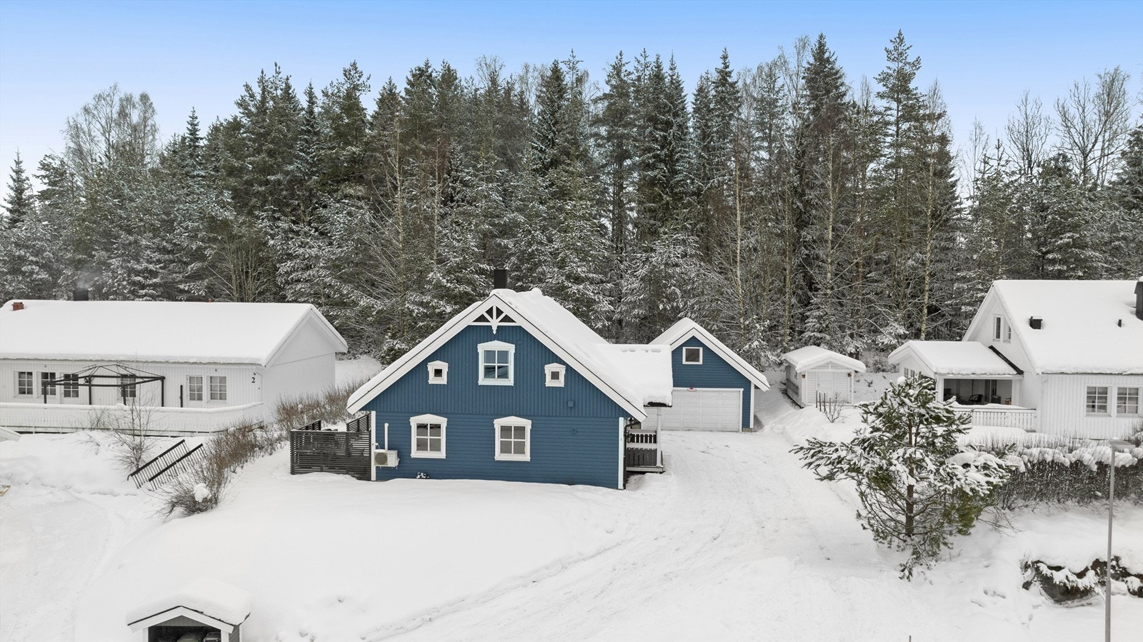 Boligen har en skjermet terrasse-side med hekk og skog i bakkant. Galleribilde
