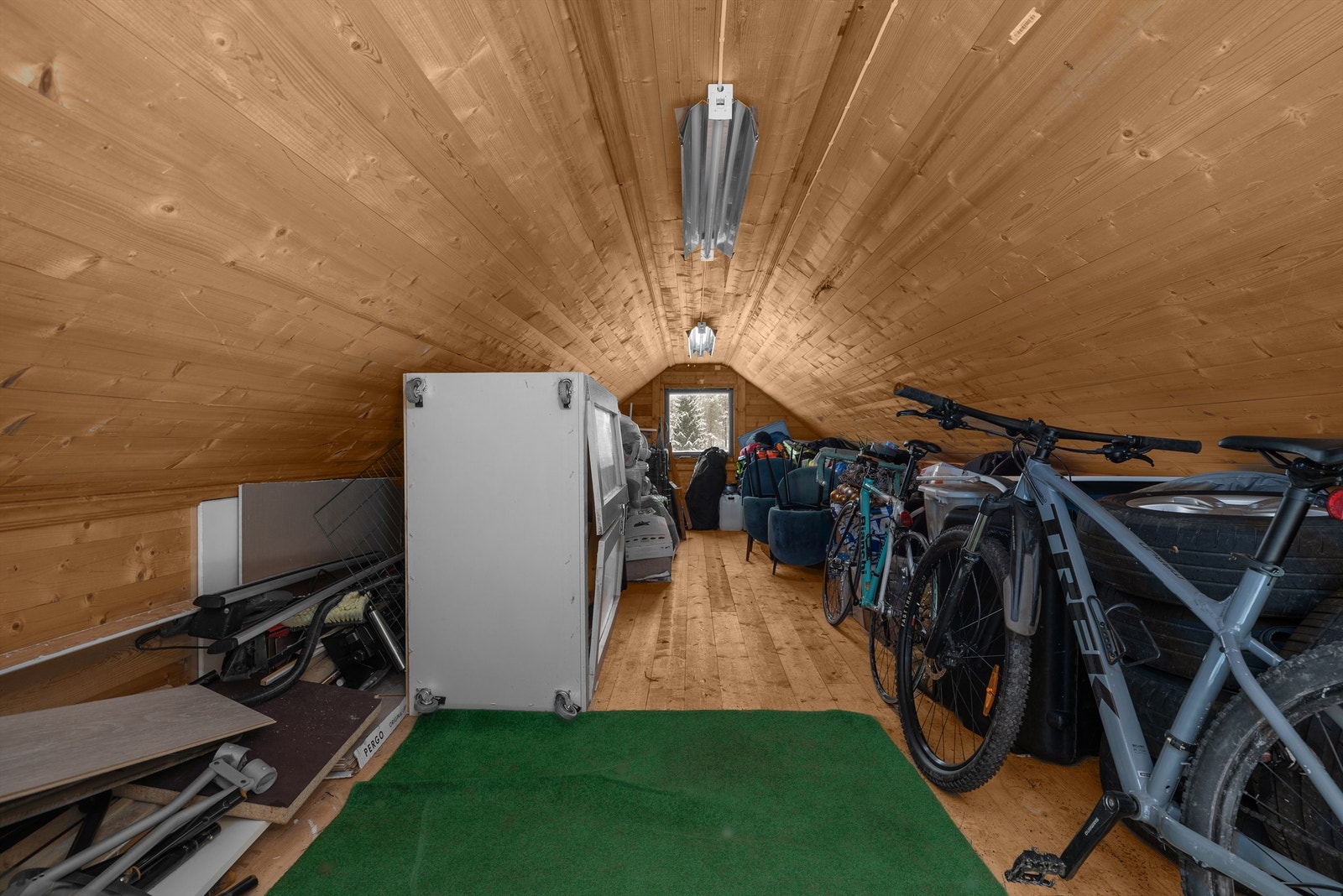 Godt med lagringsplass over garasje. Galleribilde