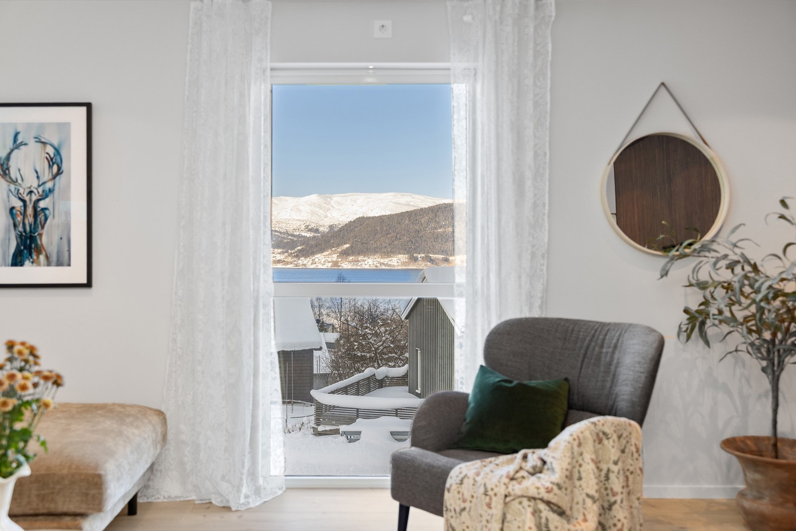 Store vinduer fra gulv til tak slipper inn rikelig med naturlig lys og byr på flott fjordutsikt. Foto: Marte Vibe Galleribilde