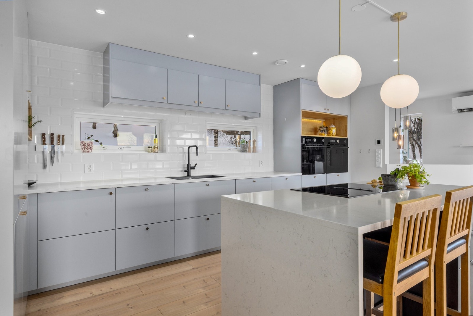 Kjøkken har to stekeovner med dampfunksjon - ideelt for deg som liker å lage mat og invitere gjester. Foto: Marte Vibe Galleribilde