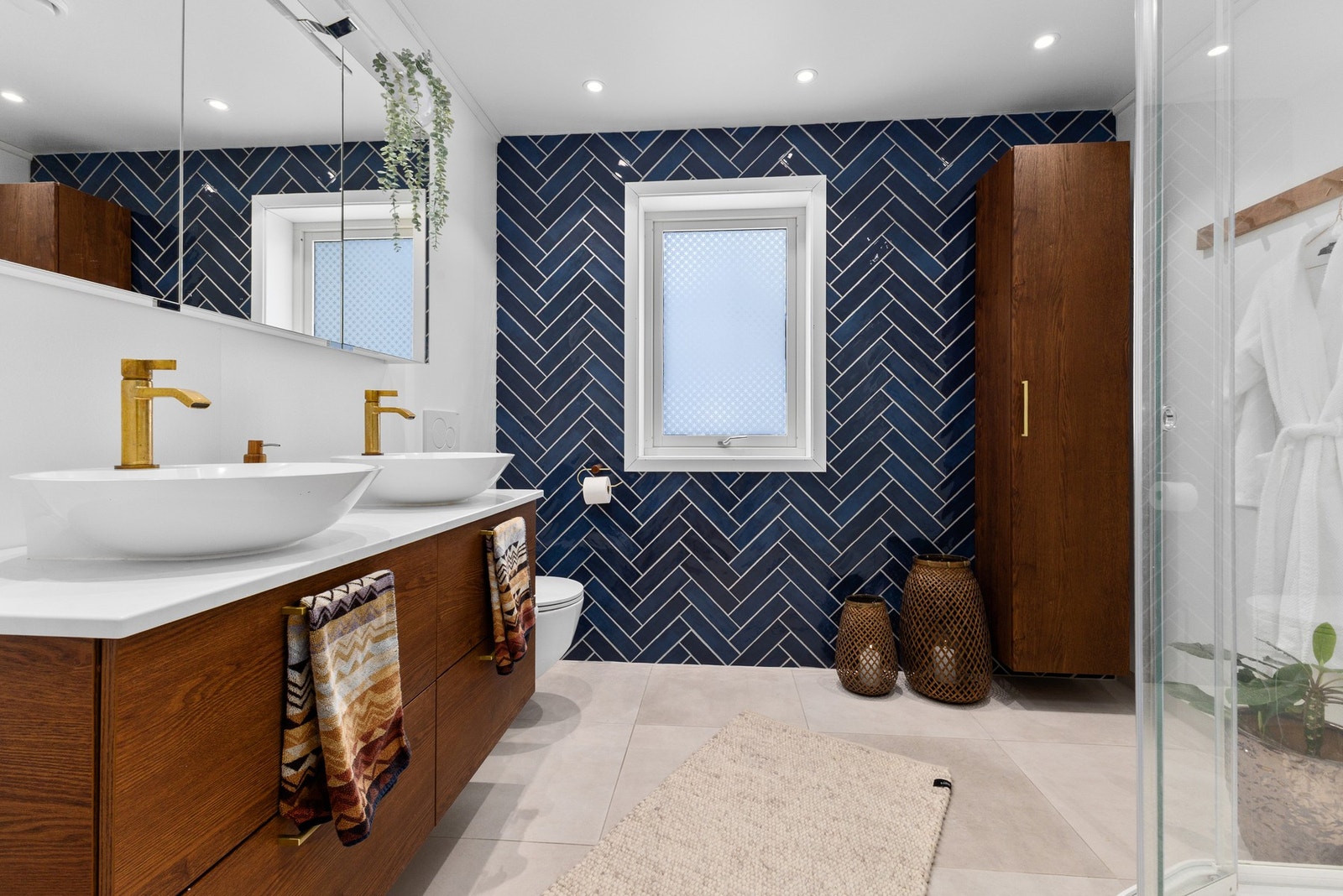 Et av to baderom i hoveddelen. Dette badet ble renovert i 2022 og fremstår moderne, lekkert og svært funksjonelt. Foto: Marte Vibe Galleribilde