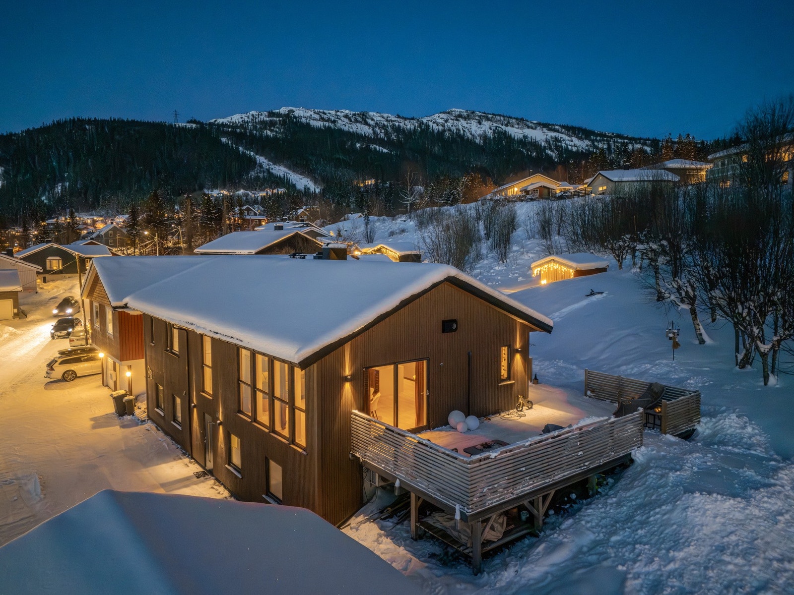 Eiendommen har en stor og fullisolert garasje med elektrisk port, varmepumpe og el-billader som medfølger. Foto: Marte Vibe Galleribilde